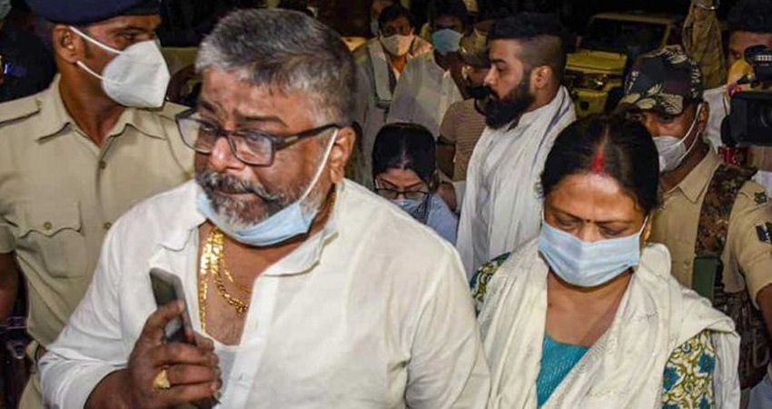पटना एअरपोर्ट में एंट्री से मना करने पर पासवन की बेटी ने किया हंगामा पटना एअरपोर्ट में एंट्री से मना करने पर पासवन की बेटी ने किया हंगामा