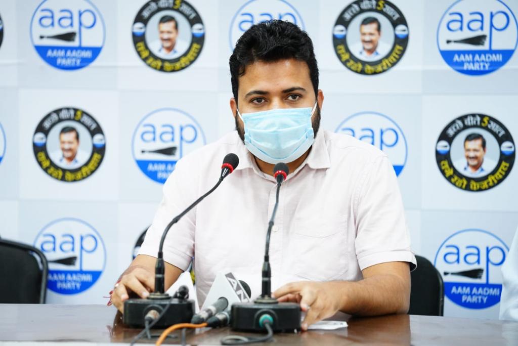दिल्ली: BJP शासित MCD पर हमलावर हुई AAP, स्कूलों की खामियों पर साधा निशाना दिल्ली: BJP शासित MCD पर हमलावर हुई AAP, स्कूलों की खामियों पर साधा निशाना