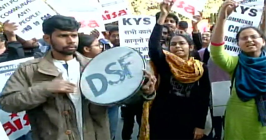 JNU के छात्रों ने शरजील, कफील के रिहाई के लिए जंतर- मंतर पर किया प्रदर्शन JNU के छात्रों ने शरजील, कफील के रिहाई के लिए जंतर- मंतर पर किया प्रदर्शन