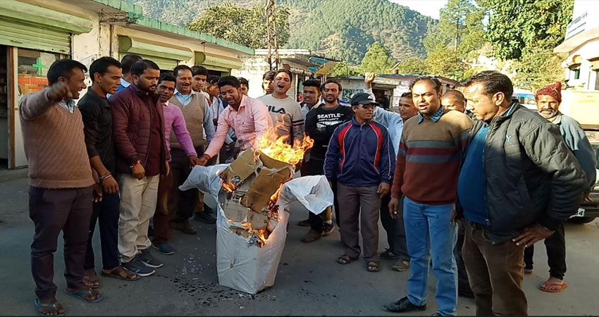 केदारनाथ फिल्म निर्माता व अभिनेताओं का किया विरोध, पुतला फूंका केदारनाथ फिल्म निर्माता व अभिनेताओं का किया विरोध, पुतला फूंका