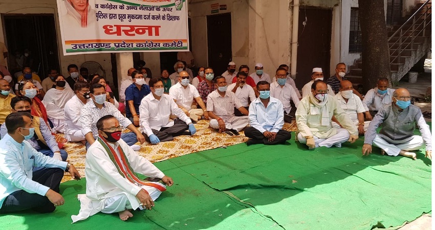सोनिया गांधी पर कर्नाटक में दर्ज FIR के विरोध में कांग्रेस का धरना सोनिया गांधी पर कर्नाटक में दर्ज FIR के विरोध में कांग्रेस का धरना
