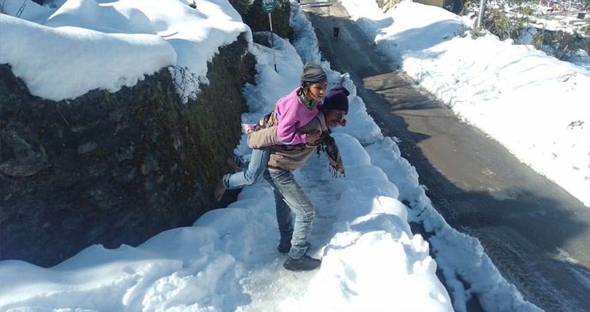 बीमारी बेटी को 5 किमी बर्फ में पीठ में ढोकर पहुंचाया अस्पताल बीमारी बेटी को 5 किमी बर्फ में पीठ में ढोकर पहुंचाया अस्पताल