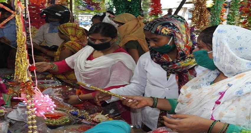 कोरोना से मुक्ति के लिए लगाई श्रद्धालुओं ने कान्हा के आगे अरदास, नहीं दिखी भक्तों की भीड़ कोरोना से मुक्ति के लिए लगाई श्रद्धालुओं ने कान्हा के आगे अरदास, नहीं दिखी भक्तों की भीड़