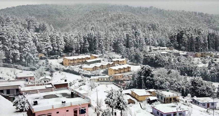 गढ़वाल के सभी जिलों में जमकर हुई बर्फबारी गढ़वाल के सभी जिलों में जमकर हुई बर्फबारी