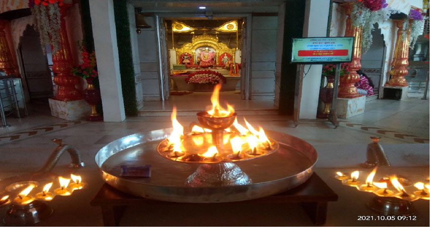 शैलपुत्री की अराधना के लिए मंदिरों में लगा भक्तों का तांता शैलपुत्री की अराधना के लिए मंदिरों में लगा भक्तों का तांता