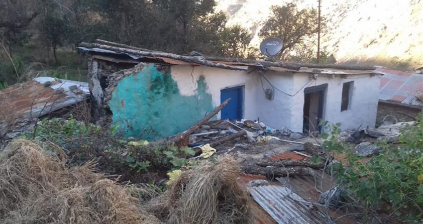 जोशीमठ के सेमा गांव में भू-धंसाव, ग्रामीणों का पलायन जोशीमठ के सेमा गांव में भू-धंसाव, ग्रामीणों का पलायन