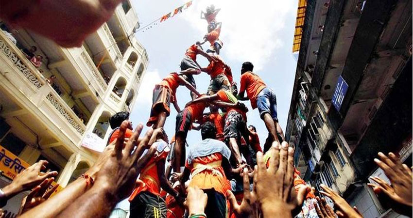 महाराष्ट्र: बाढ़ की वजह से दही हांडी का उत्साह रहा फीका महाराष्ट्र: बाढ़ की वजह से दही हांडी का उत्साह रहा फीका