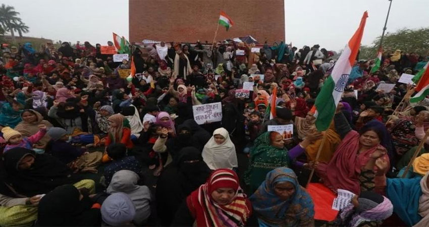 CAA: प्रदर्शनकारियों ने लखनऊ के घंटाघर पर किया ध्वजारोहण, निषेधाज्ञा के उल्लंघन पर मामला दर्ज CAA: प्रदर्शनकारियों ने लखनऊ के घंटाघर पर किया ध्वजारोहण, निषेधाज्ञा के उल्लंघन पर मामला दर्ज